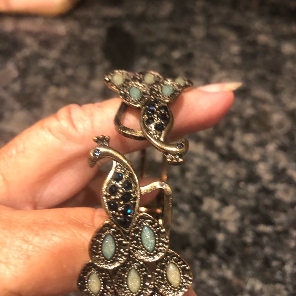 Spring Loaded Interlocking Peacocks Braclet - Picture 11 of 12